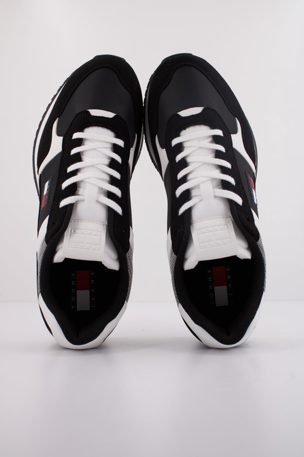 TOMMY JEANS TJM RUNNER CASUAL en color NEGRO  (3)