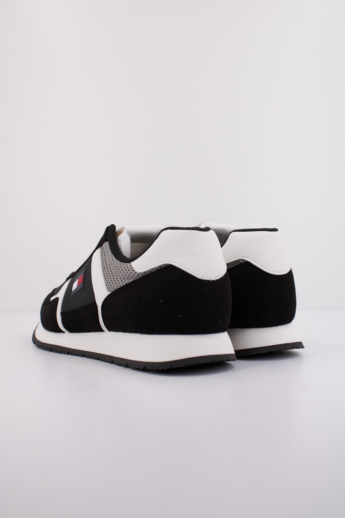 TOMMY JEANS TJM RUNNER CASUAL en color NEGRO  (4)