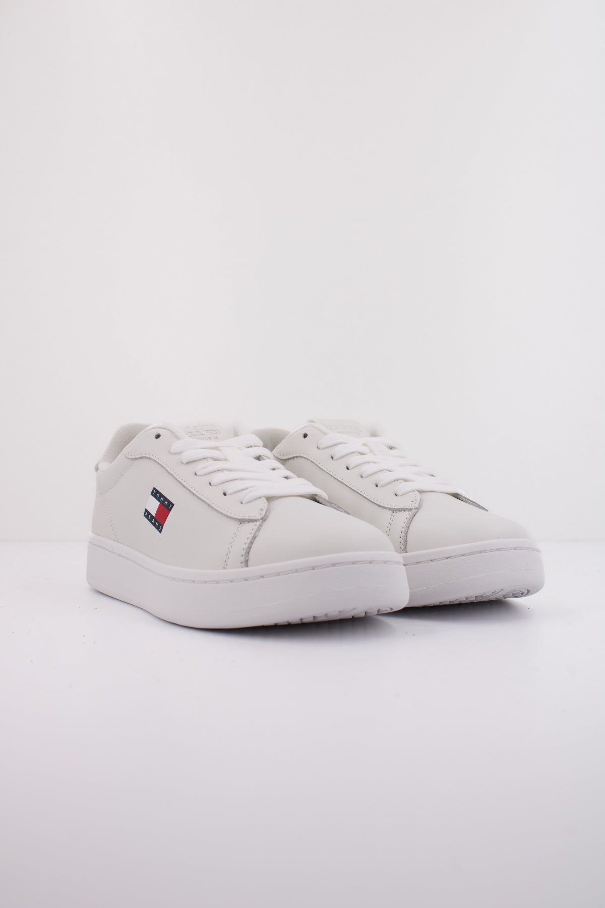 TOMMY JEANS ARCHIVE ' en color BLANCO  (2)