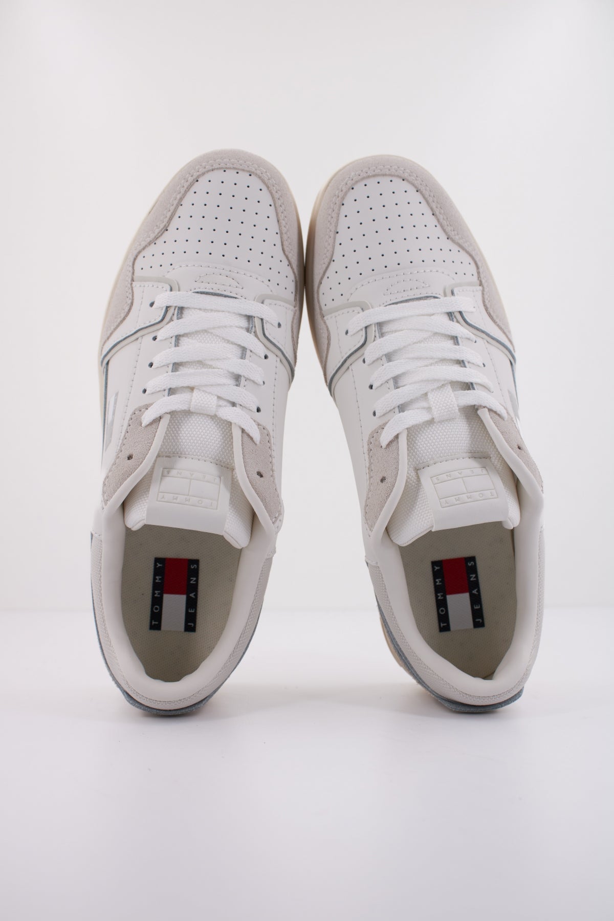 TOMMY JEANS TJW RETRO BASKET SNEAKER en color BLANCO  (3)