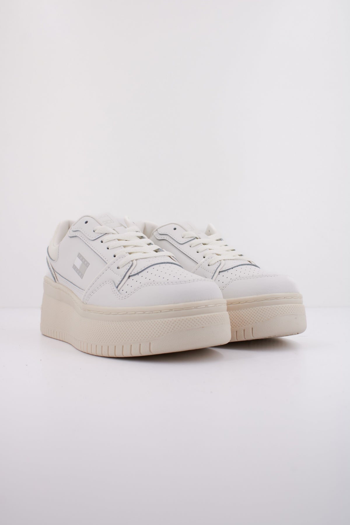 TOMMY JEANS TJW RETRO BASKET FLATFOR en color BLANCO  (2)