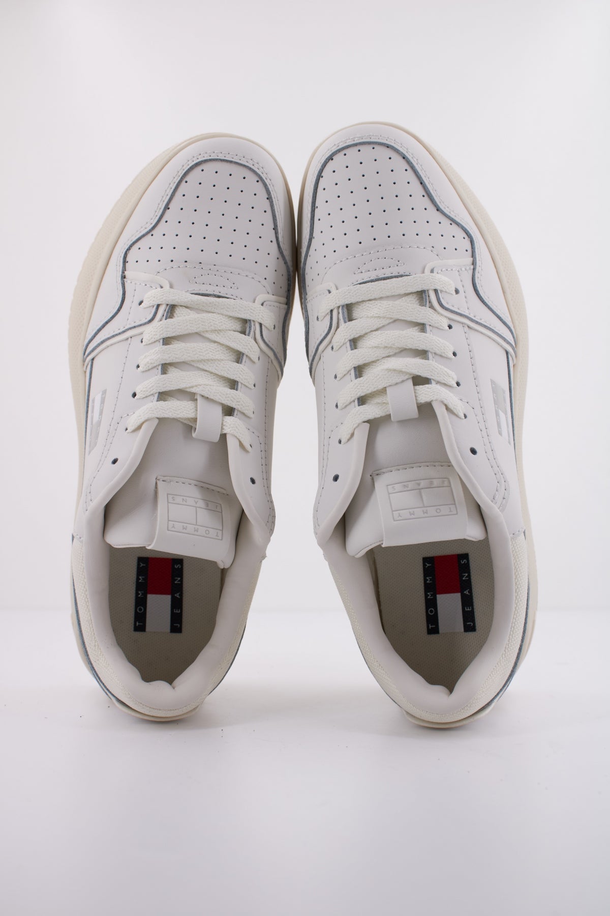 TOMMY JEANS TJW RETRO BASKET FLATFOR en color BLANCO  (3)