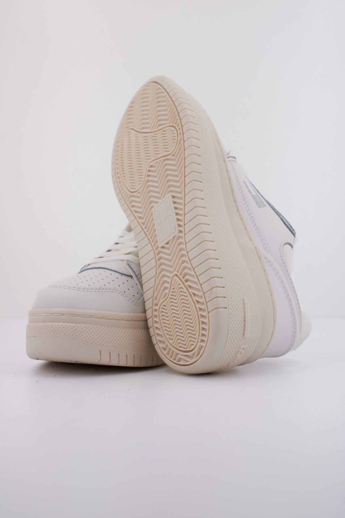 TOMMY JEANS TJW RETRO BASKET FLATFOR en color BLANCO  (5)