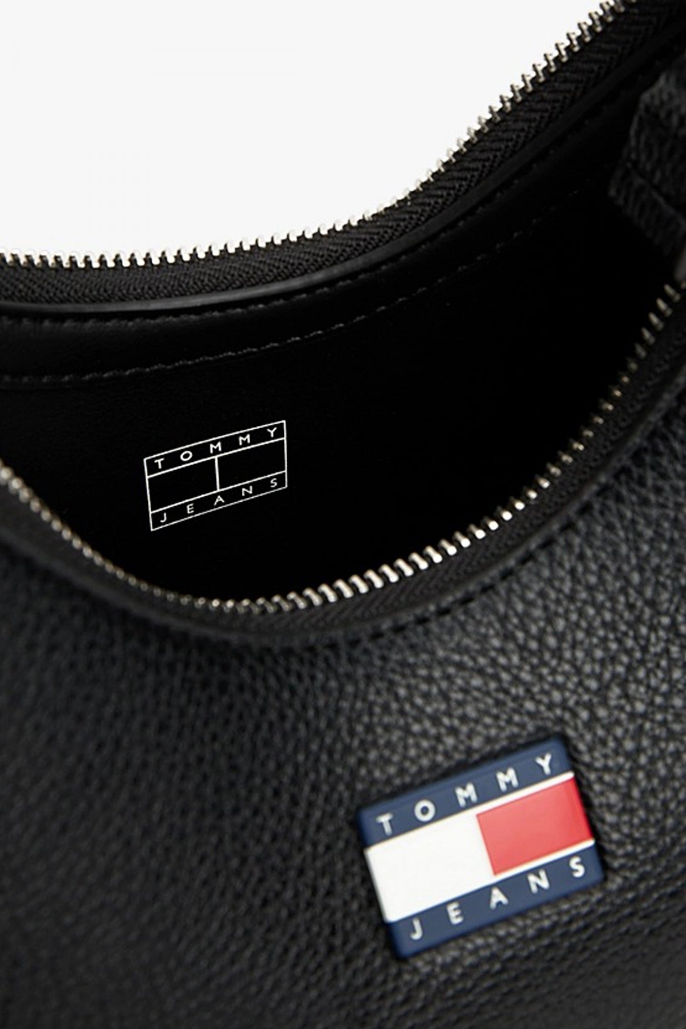 TOMMY JEANS TJW MUST SHOULDER BAG en color NEGRO  (3)