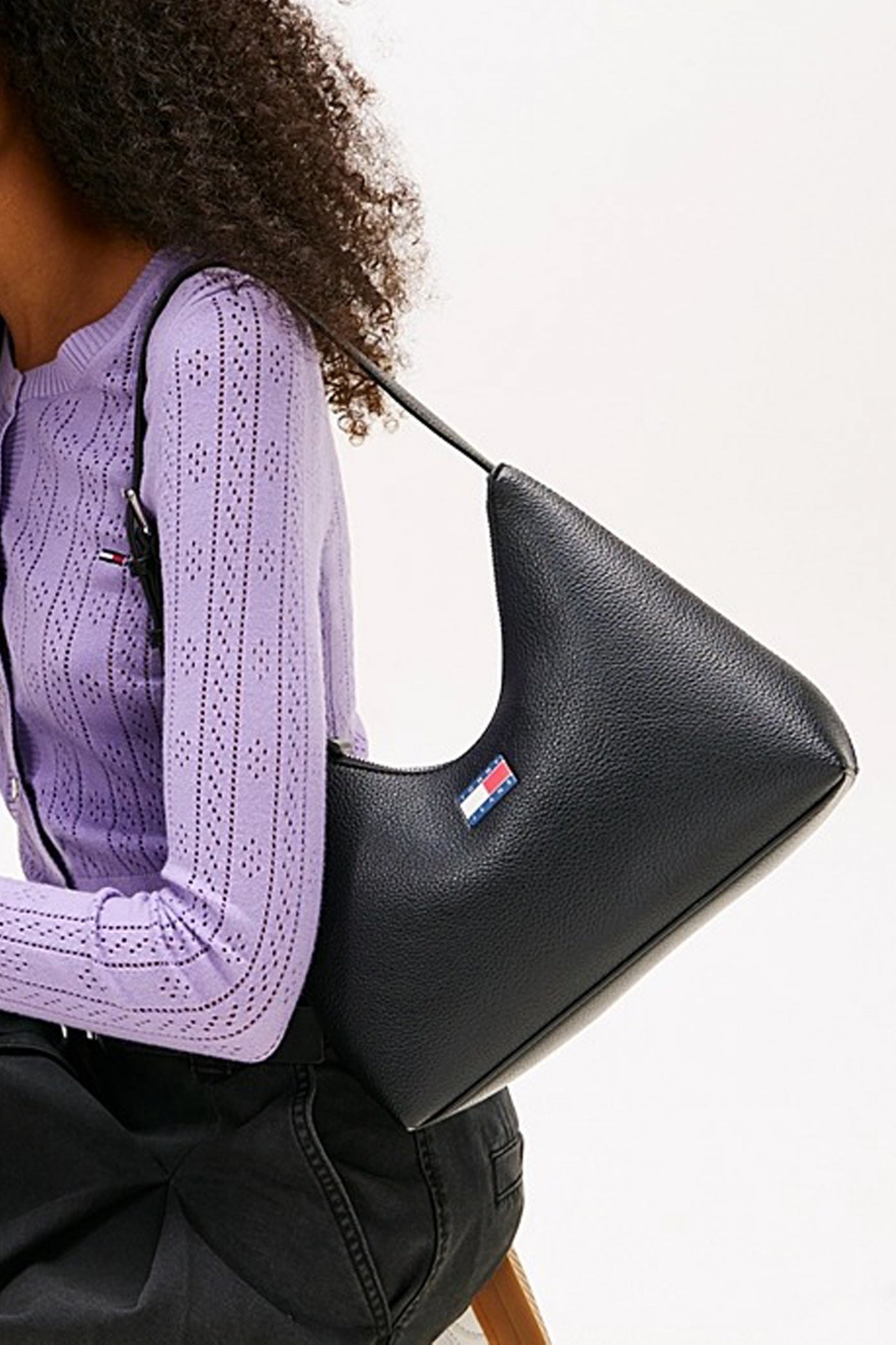TOMMY JEANS TJW MUST SHOULDER BAG en color NEGRO  (4)