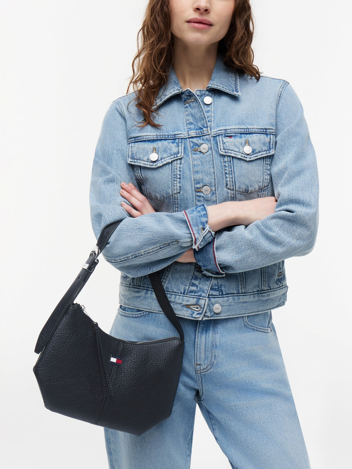 TOMMY JEANS AWAW TJW SLOUCHY CITY en color NEGRO  (1)