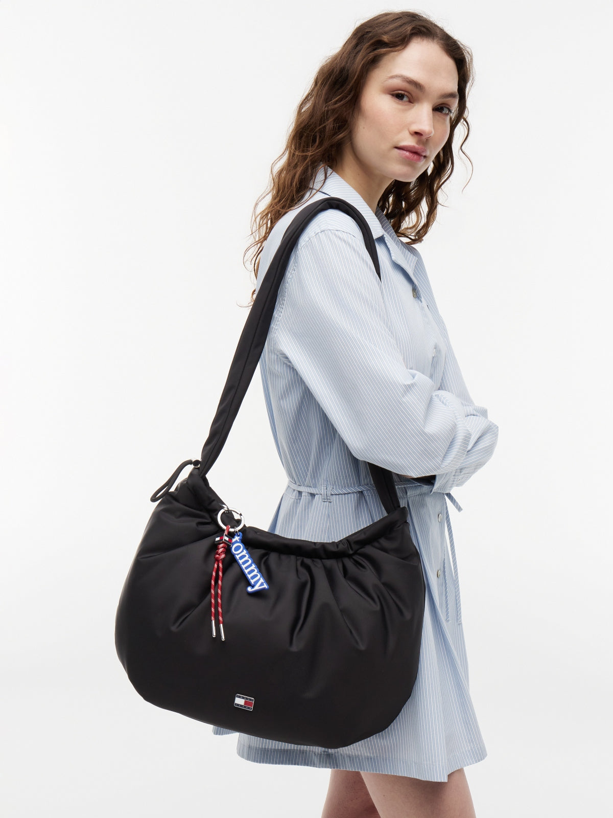TOMMY JEANS AWAW TJW ICON CHARMS en color NEGRO  (1)