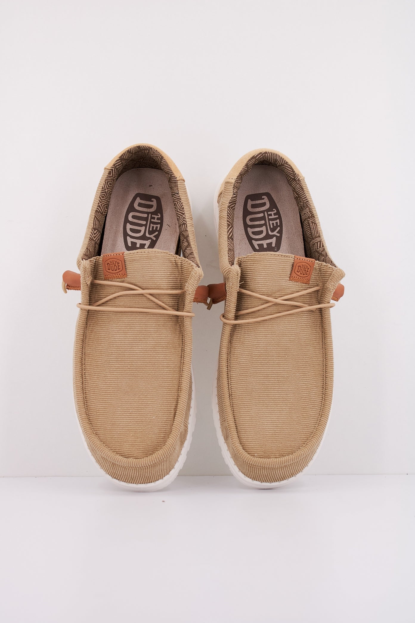 HEY DUDE  WALLY CORDUROY en color MARRON CLARO  (3)