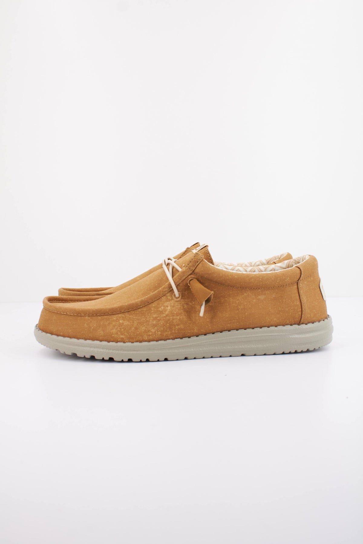 HEY DUDE WALLY STRETCH CANVAS en color MARRON CLARO  (1)