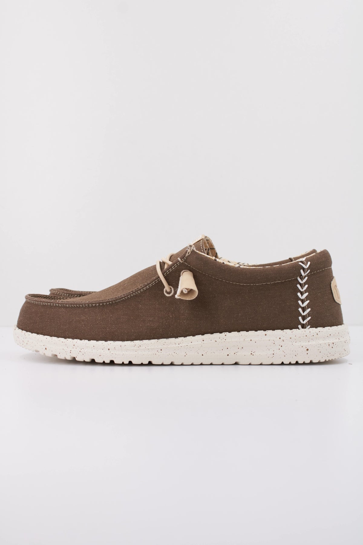 HEY DUDE WALLY STRETCH CANVAS en color MARRON  (1)