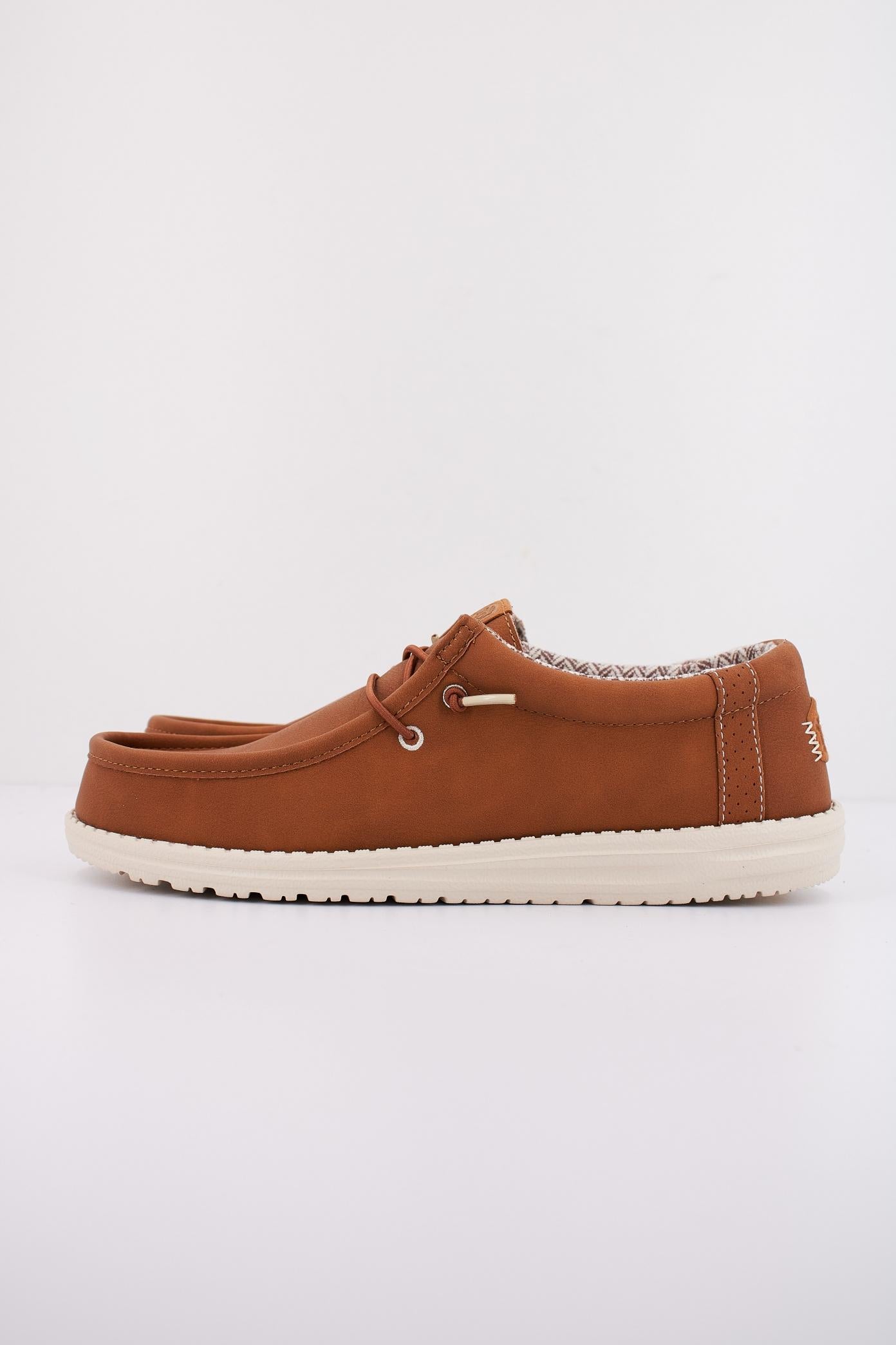 HEY DUDE WALLY CLASSIC en color MARRON  (1)