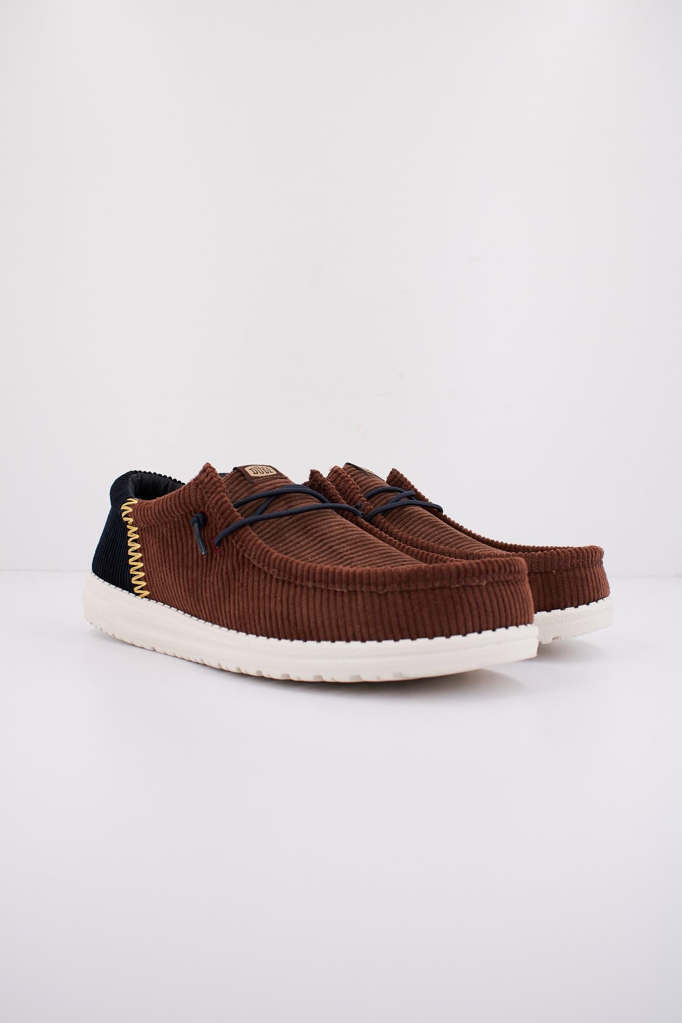 HEY DUDE WALLY FUNK CORDUROY en color MARRON  (2)