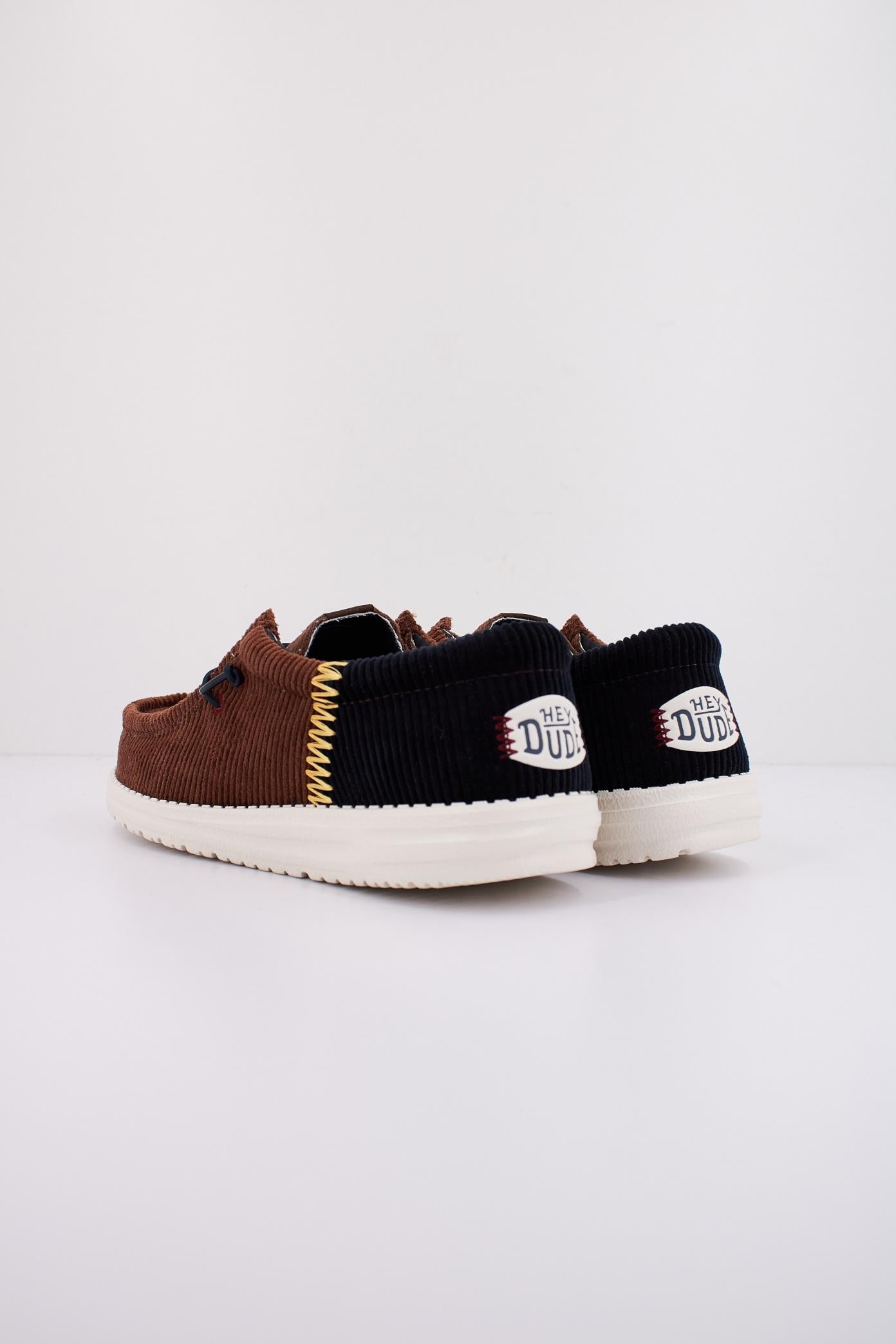 HEY DUDE WALLY FUNK CORDUROY en color MARRON  (4)