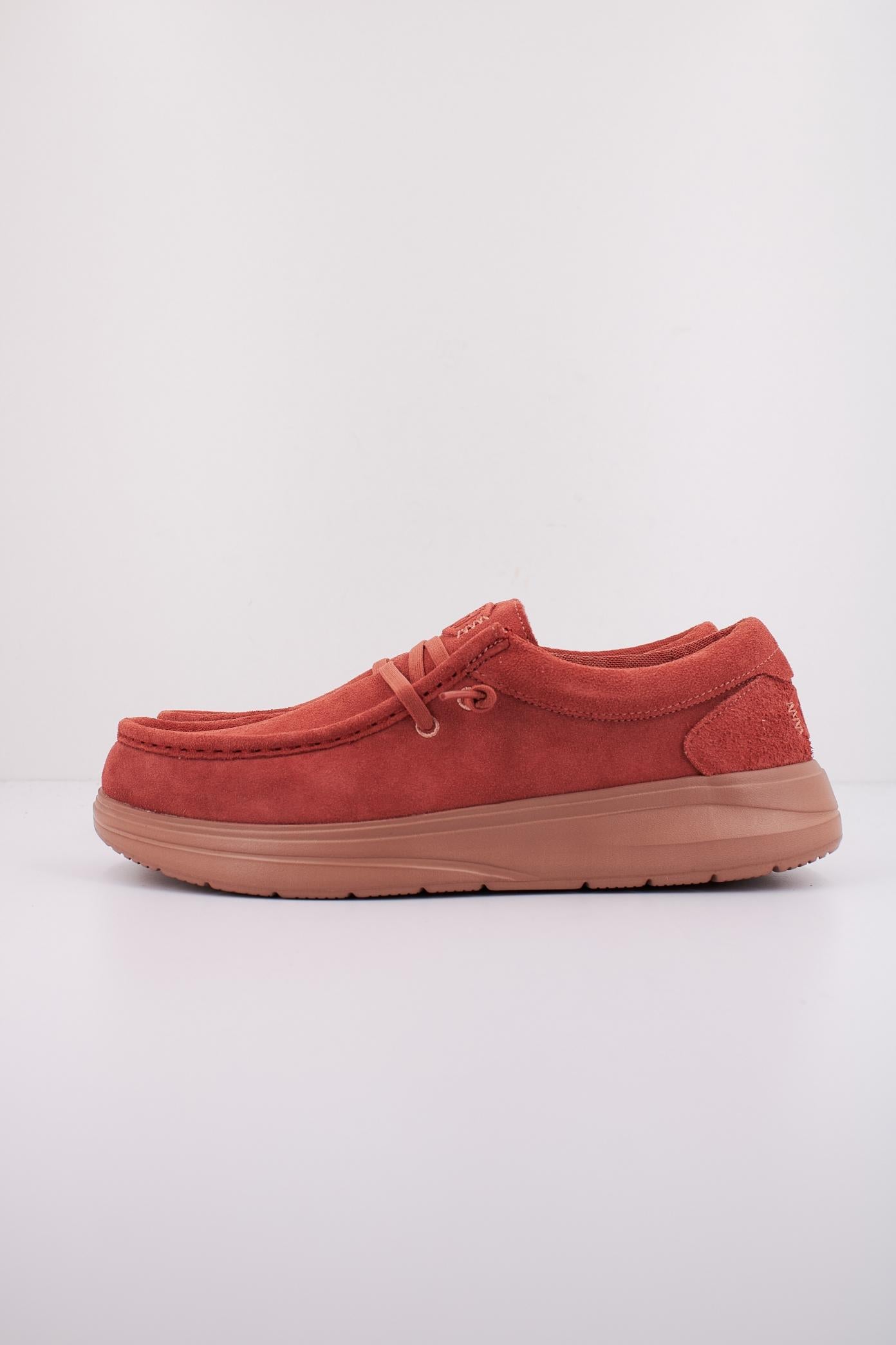 HEY DUDE WALLY X SUEDE en color ROJO  (1)