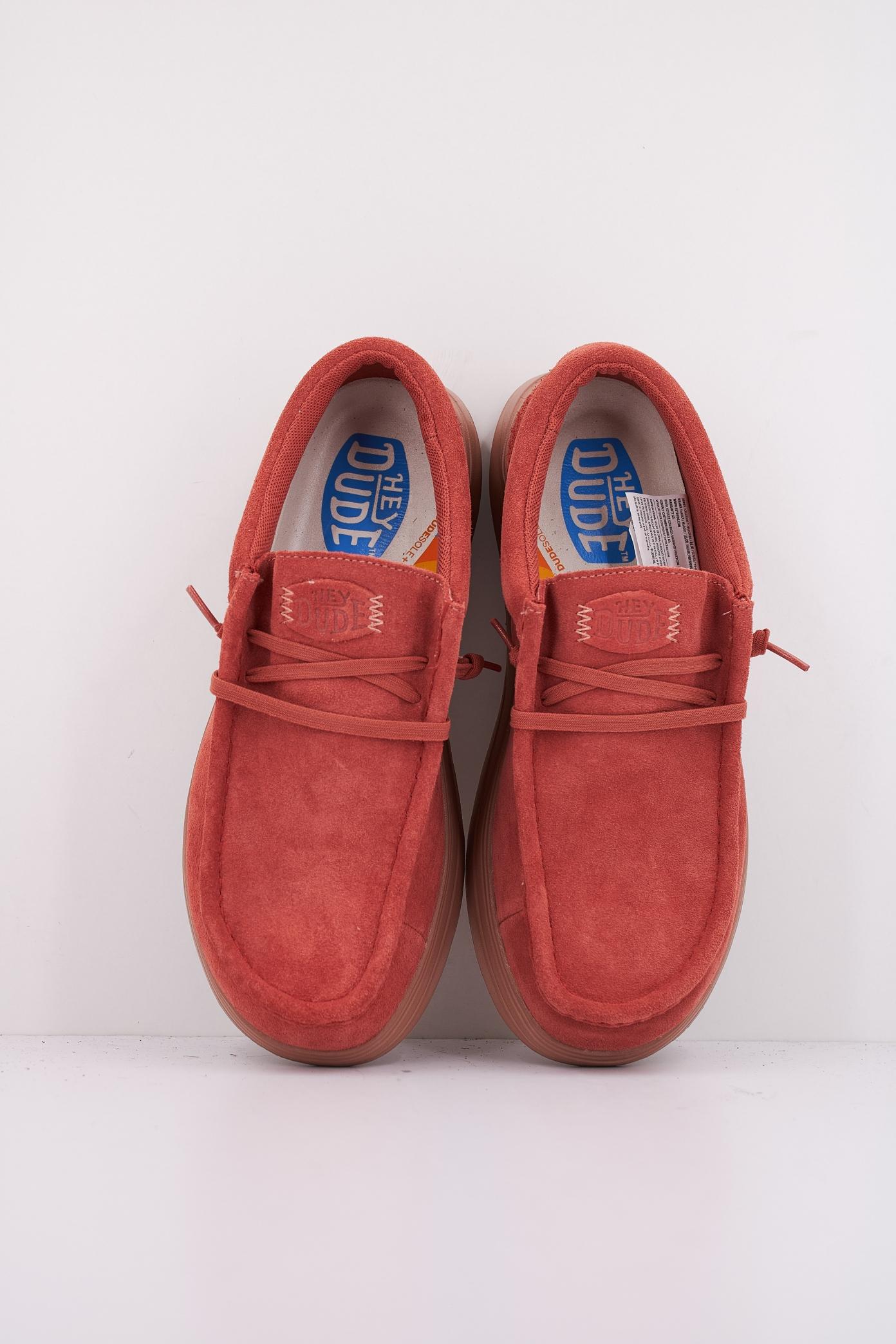 HEY DUDE WALLY X SUEDE en color ROJO  (3)