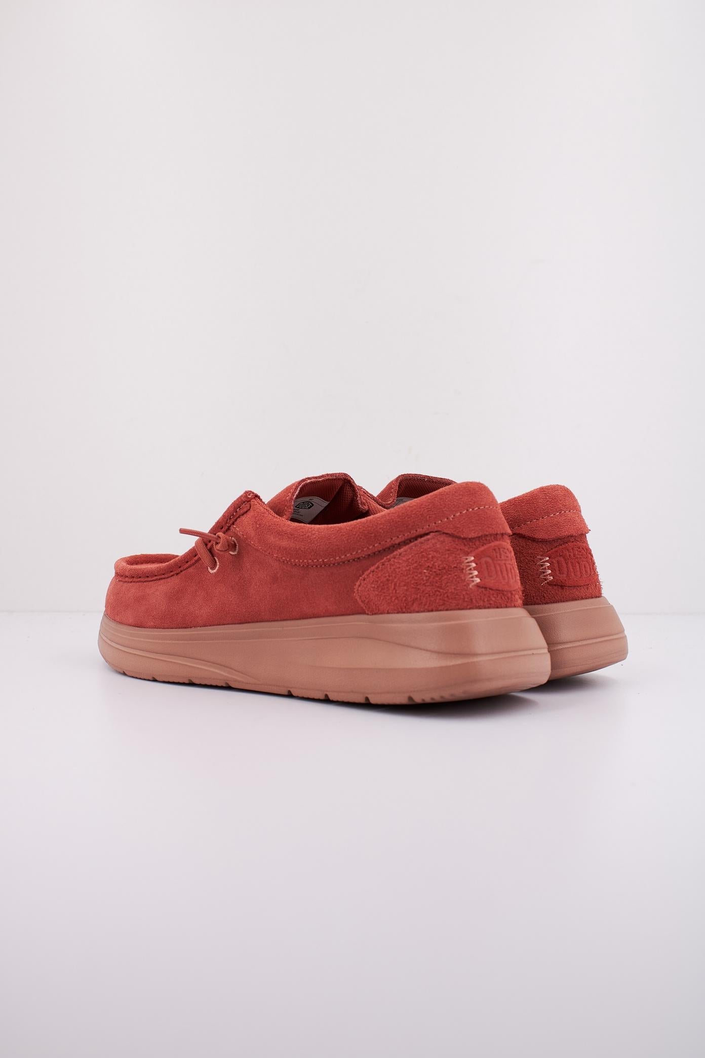 HEY DUDE WALLY X SUEDE en color ROJO  (4)