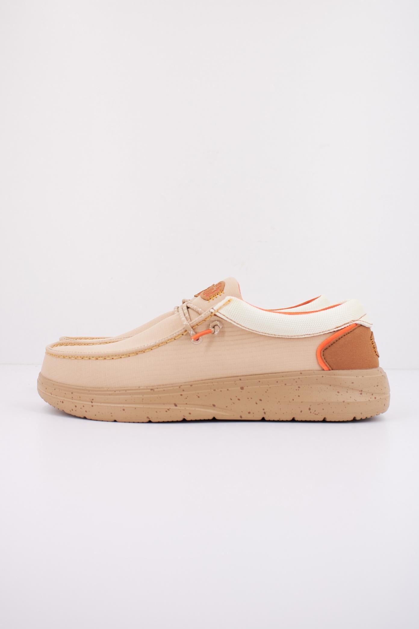 HEY DUDE WALLY X SUEDE en color MARRON CLARO  (1)