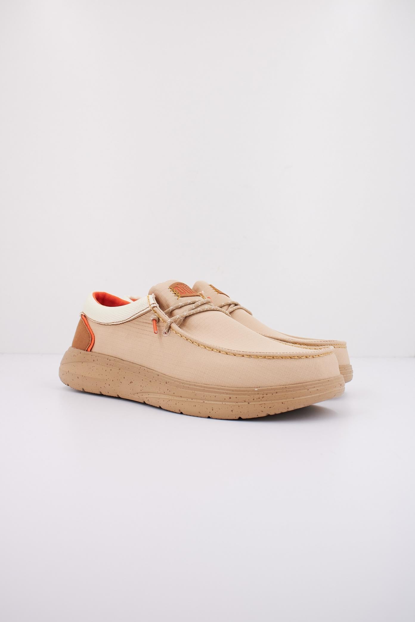 HEY DUDE WALLY X SUEDE en color MARRON CLARO  (2)