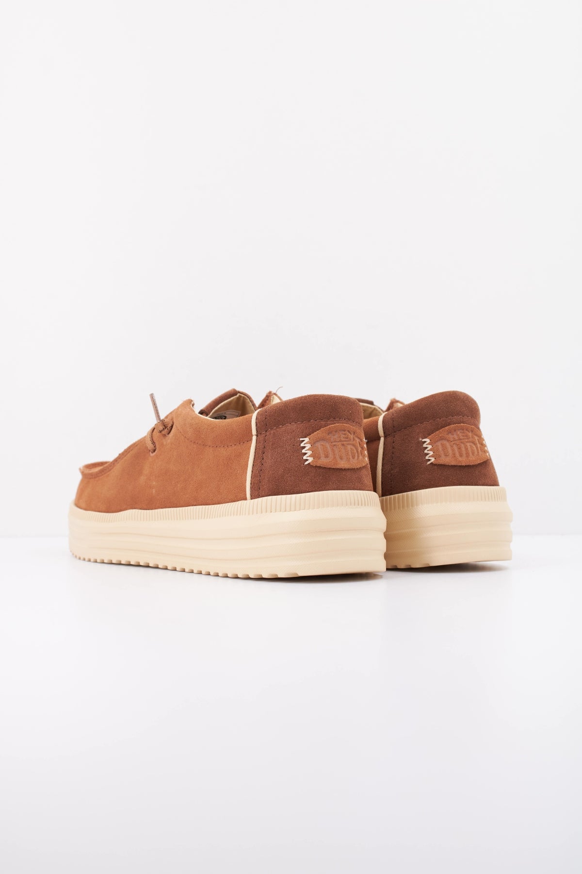 HEY DUDE HD REV SUEDE en color MARRON CLARO  (4)