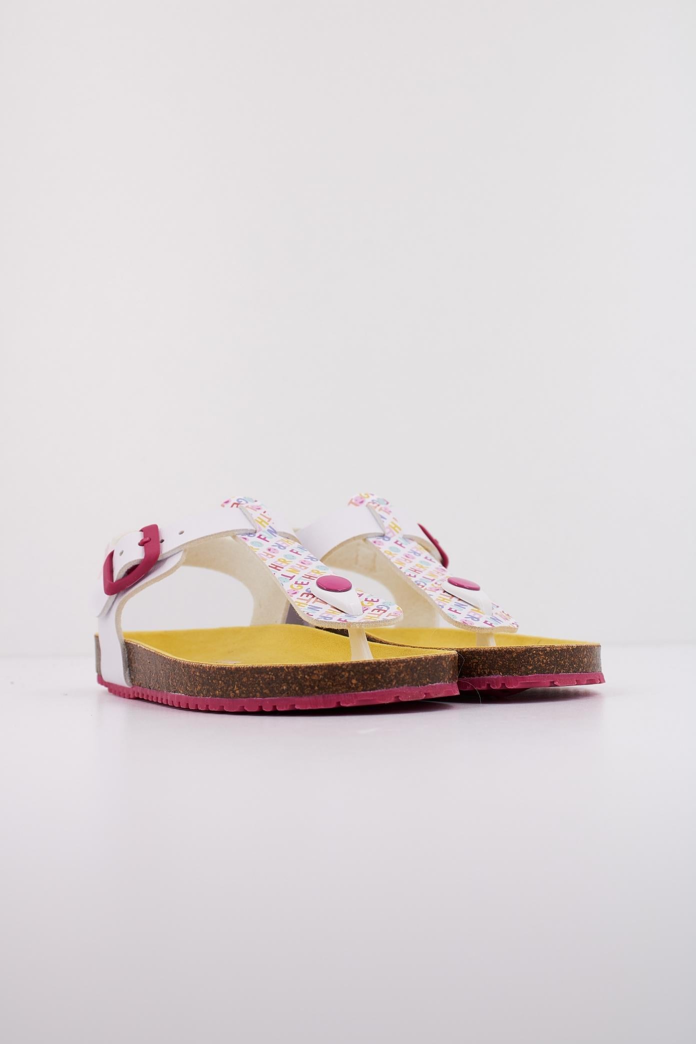 AGATHA RUIZ DE LA PRADA A en color BLANCO  (2)