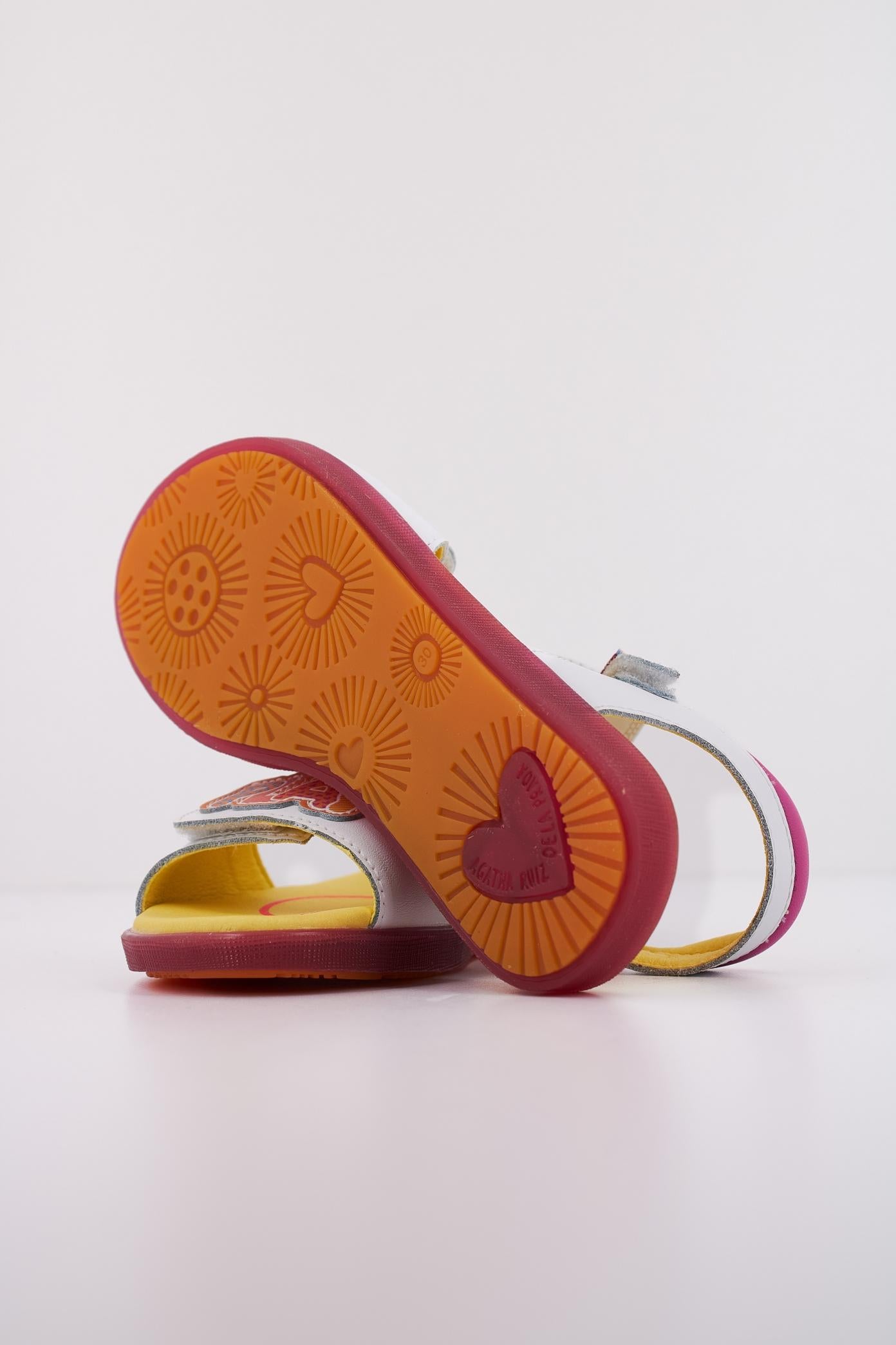 AGATHA RUIZ DE LA PRADA A en color BLANCO  (5)