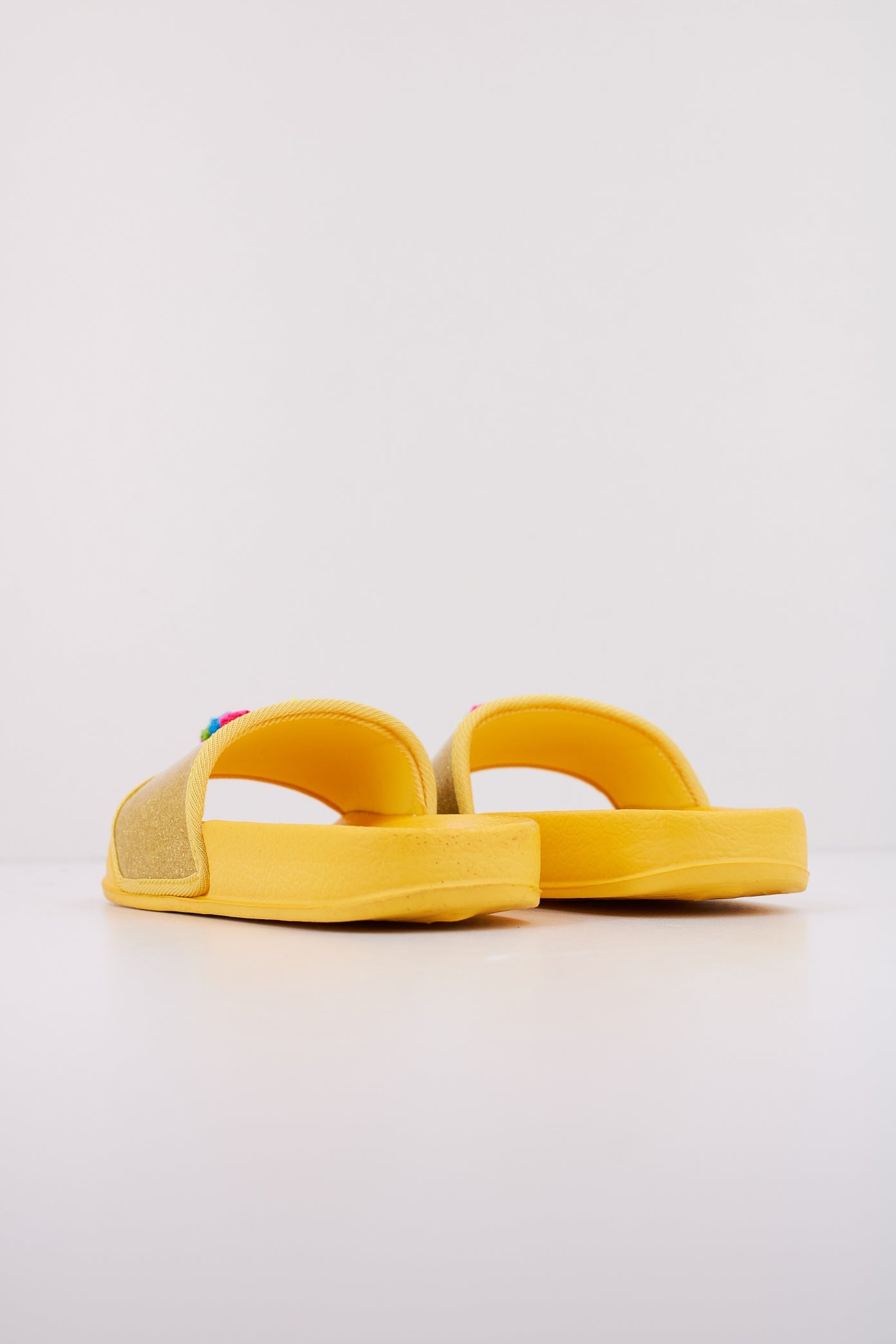AGATHA RUIZ DE LA PRADA A en color AMARILLO  (4)