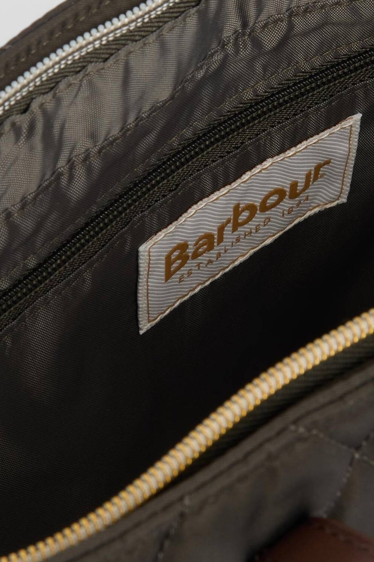 BARBOUR LBAOL BARBOUR QUILTED TOTE en color VERDE  (5)