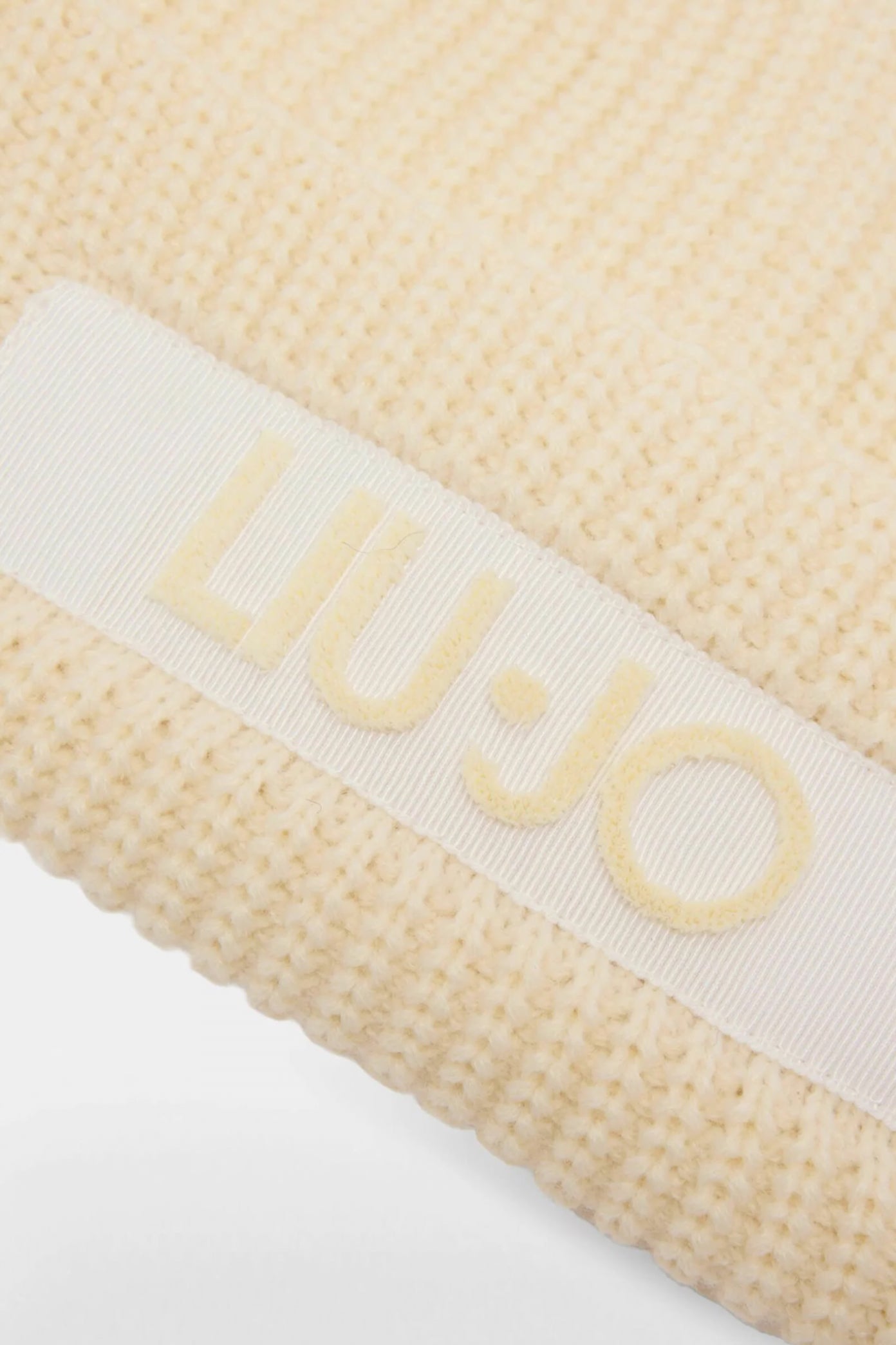 LIU-JO  BEANIE LOGO  en color BLANCO  (3)
