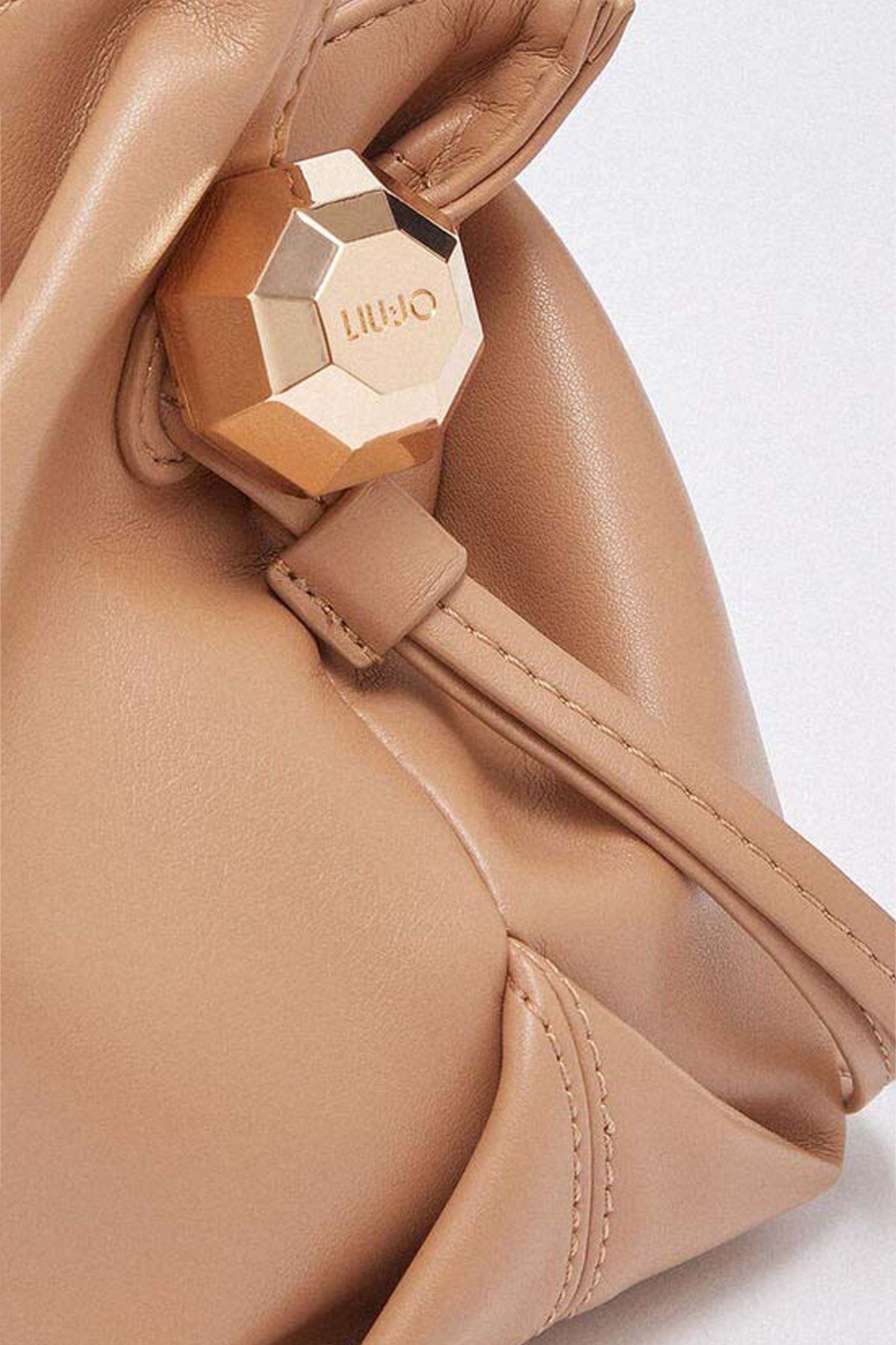 LIU-JO  E ECS S HOBO  en color MARRON CLARO  (3)