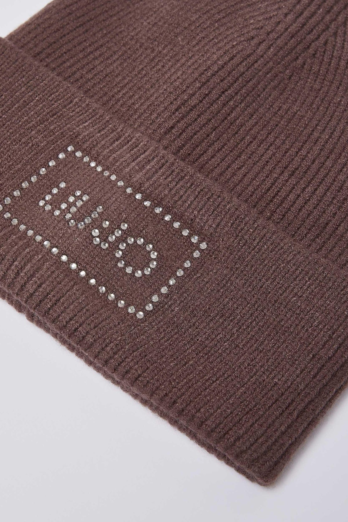 LIU-JO F MAS BEANIE CON LOGO STRASS en color MARRON  (3)