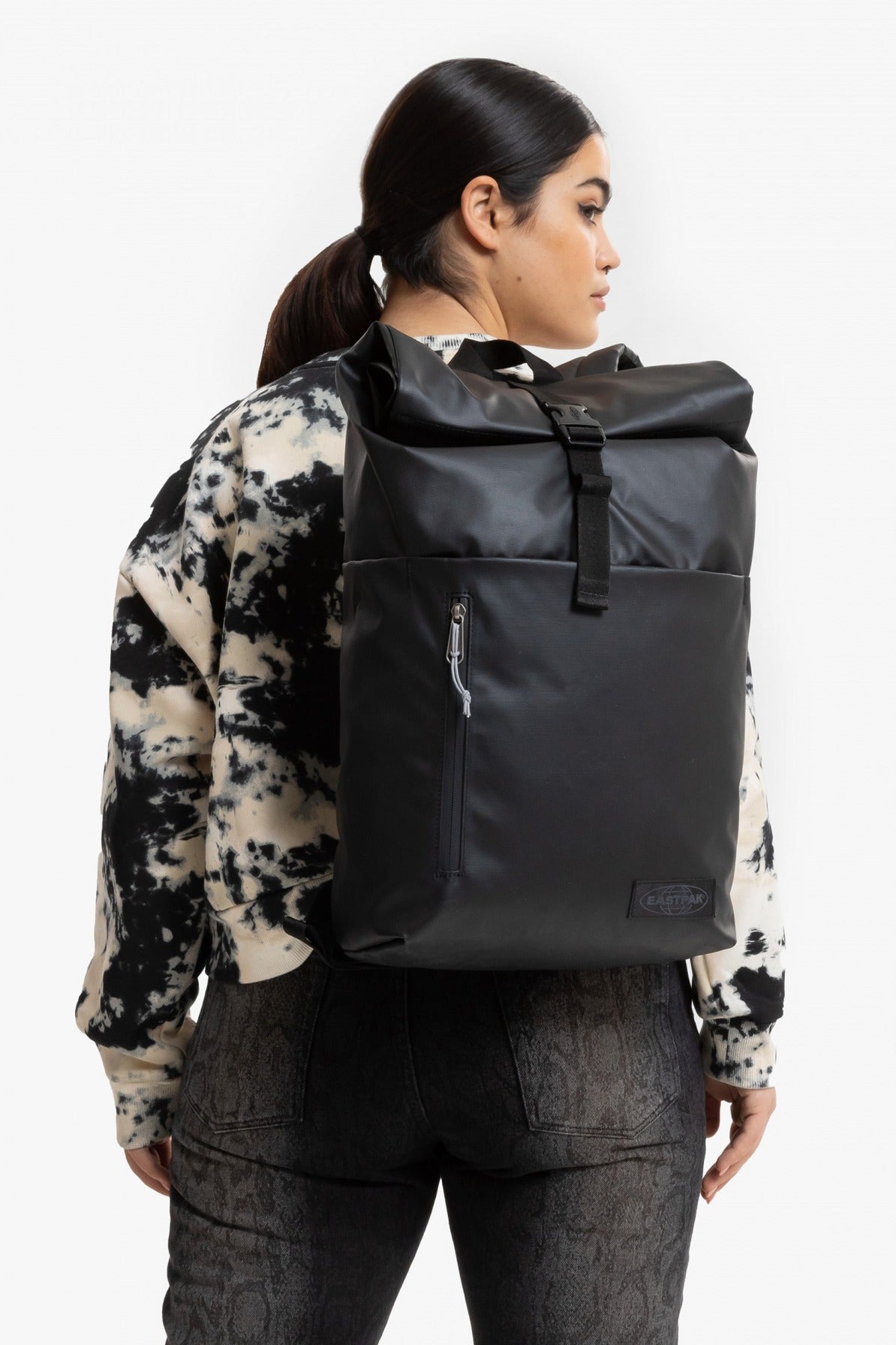EASTPAK UP ROLL en color NEGRO  (4)