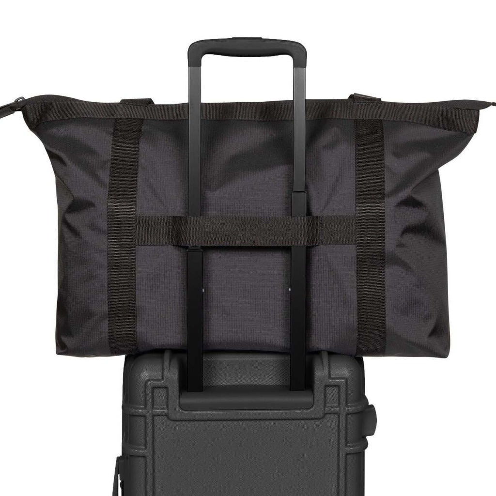 EASTPAK EKABOCZ ATHLEISURE TOTE en color NEGRO  (7)