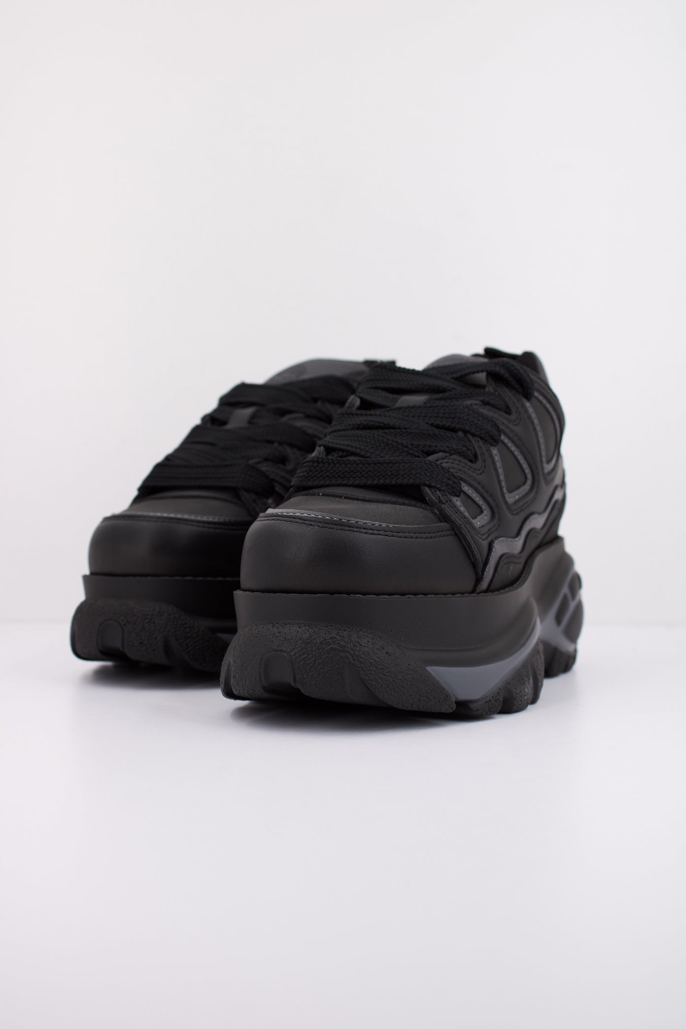 BUFFALO SNEAKER PLATAFORMA en color NEGRO  (2)