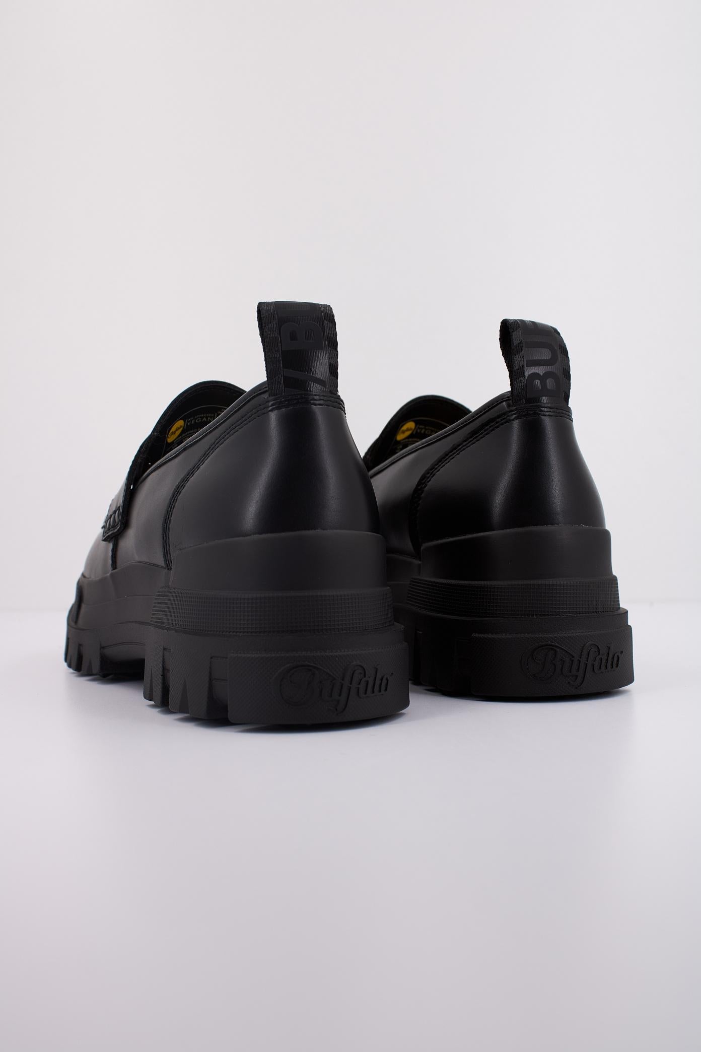 BUFFALO ASPHA LOAFER  en color NEGRO  (4)