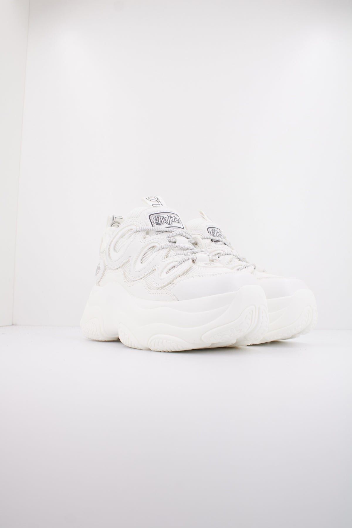 BUFFALO PROWLER ONE en color BLANCO  (2)