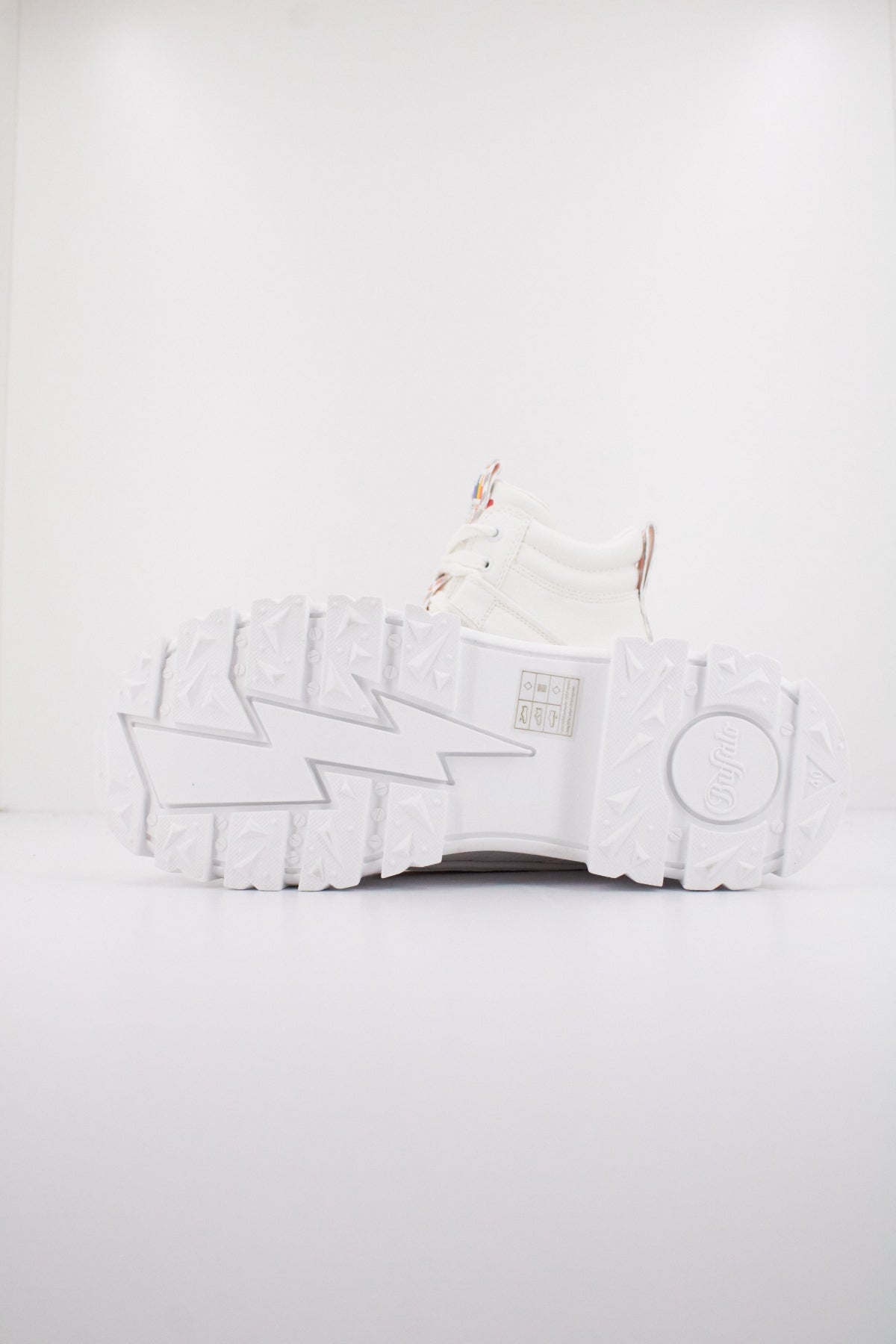 BUFFALO ASPHA NC MID en color BLANCO  (5)