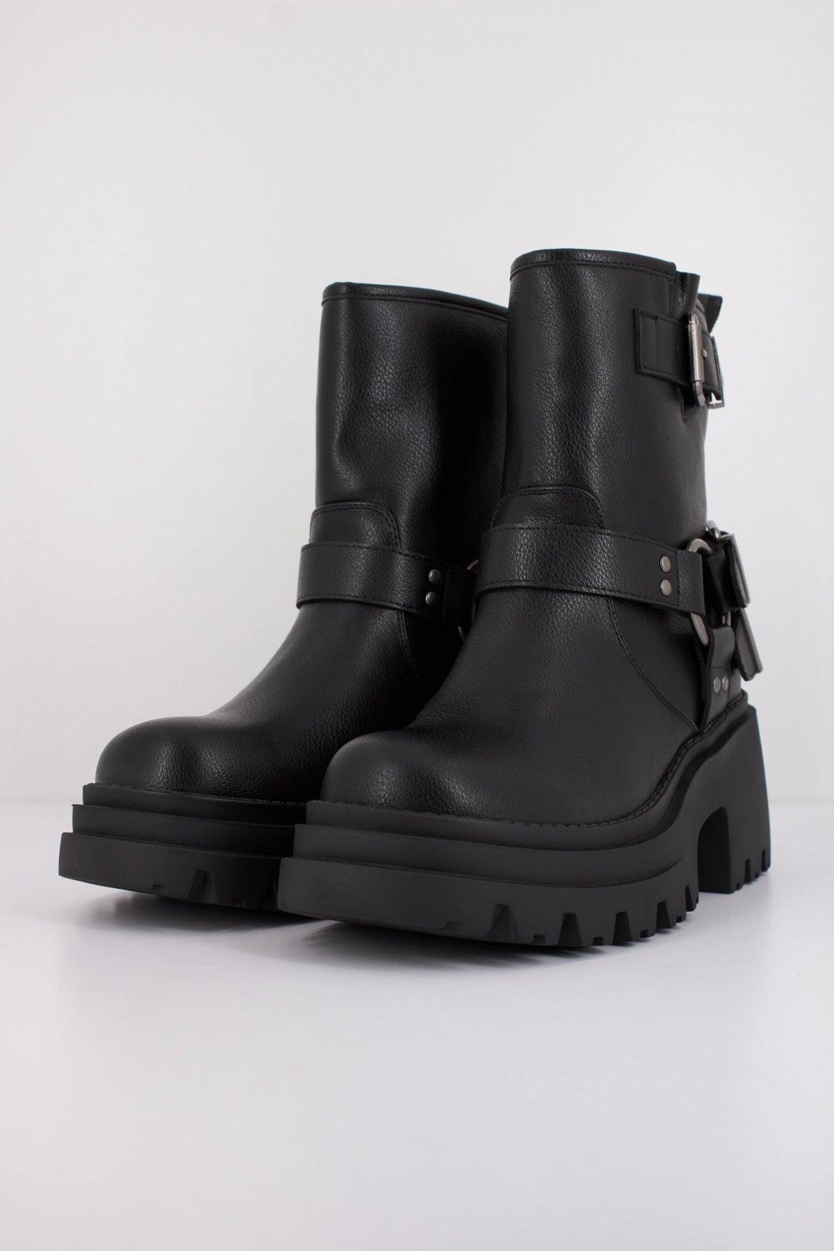 BUFFALO BRAVR BIKER LO en color NEGRO  (2)