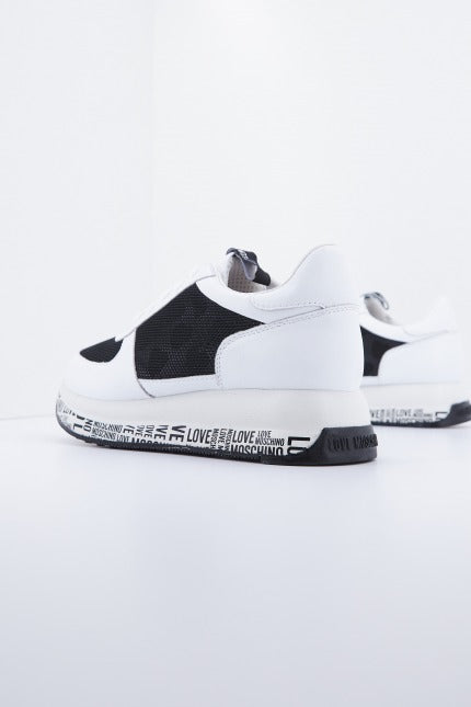 LOVE MOSCHINO  SNEAKERD.RUN en color BLANCO  (2)
