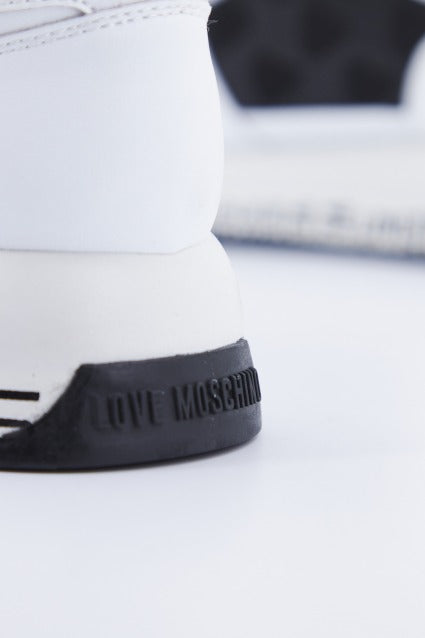 LOVE MOSCHINO  SNEAKERD.RUN en color BLANCO  (3)