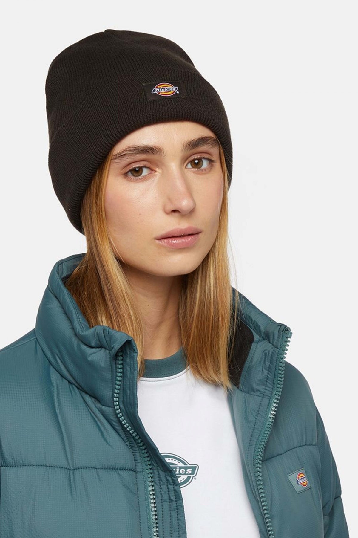 DICKIES  GIBSLAND BEANIE  en color MARRON  (4)