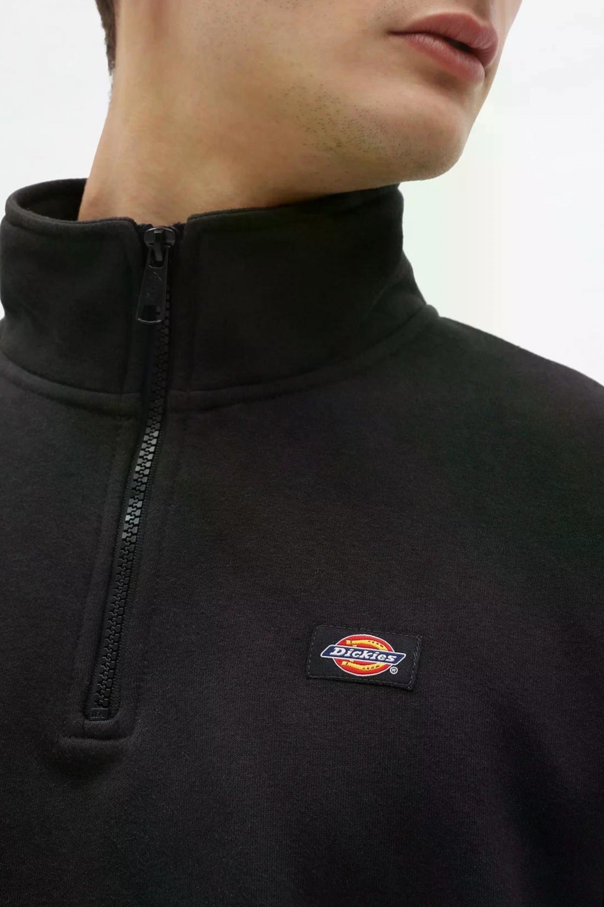 DICKIES OAKPORT QUARTER en color NEGRO  (3)
