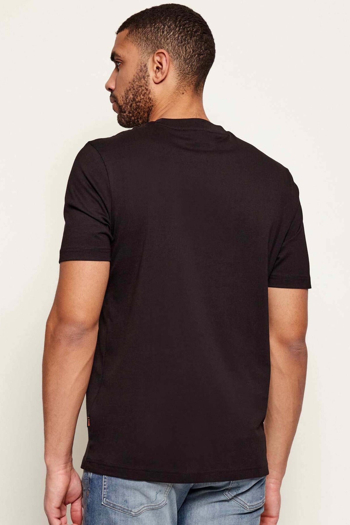 BOSS  TE INSIGNIA  en color NEGRO  (2)