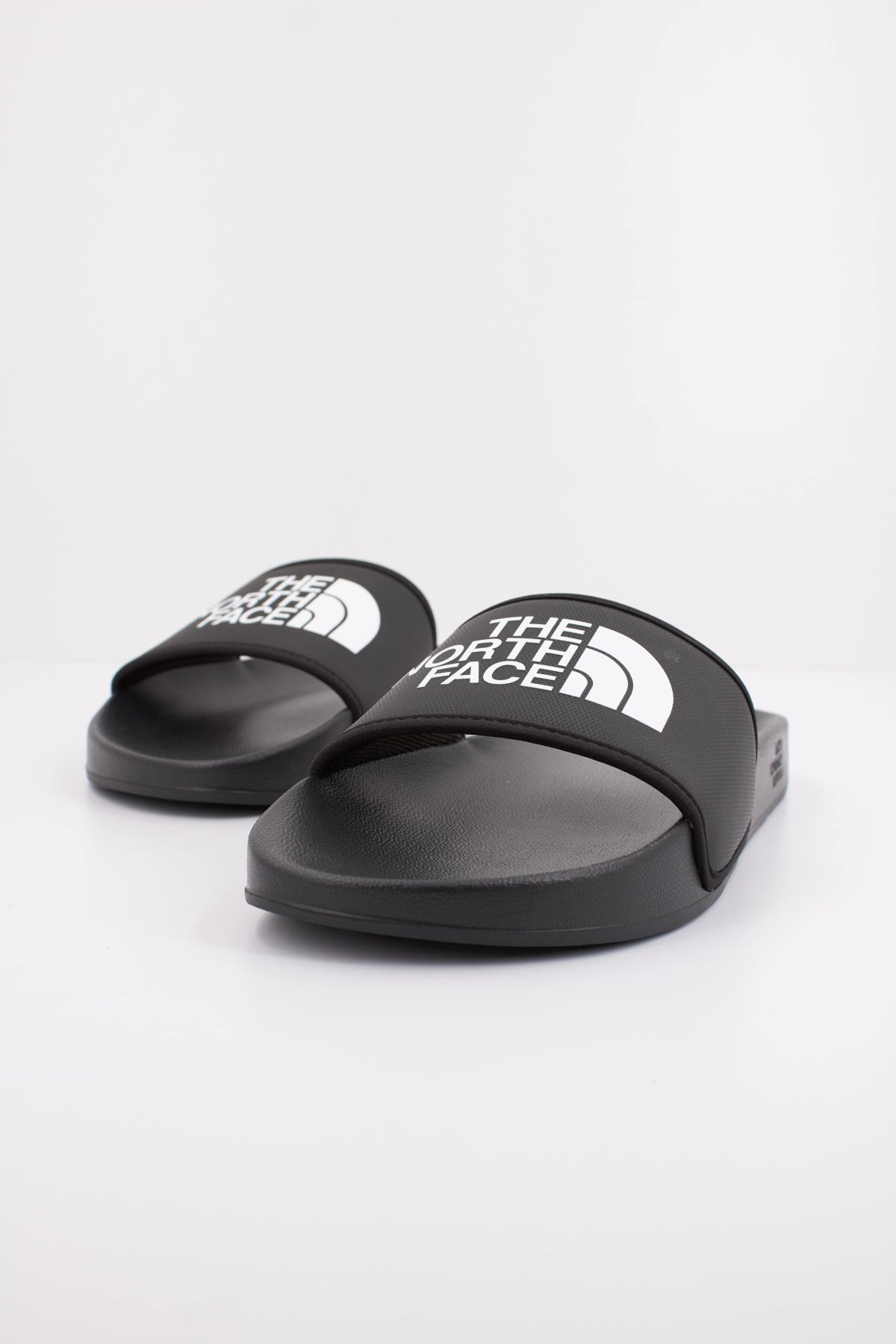 THE NORTH FACE PALA M BASECAMP SLIDE en color NEGRO  (2)