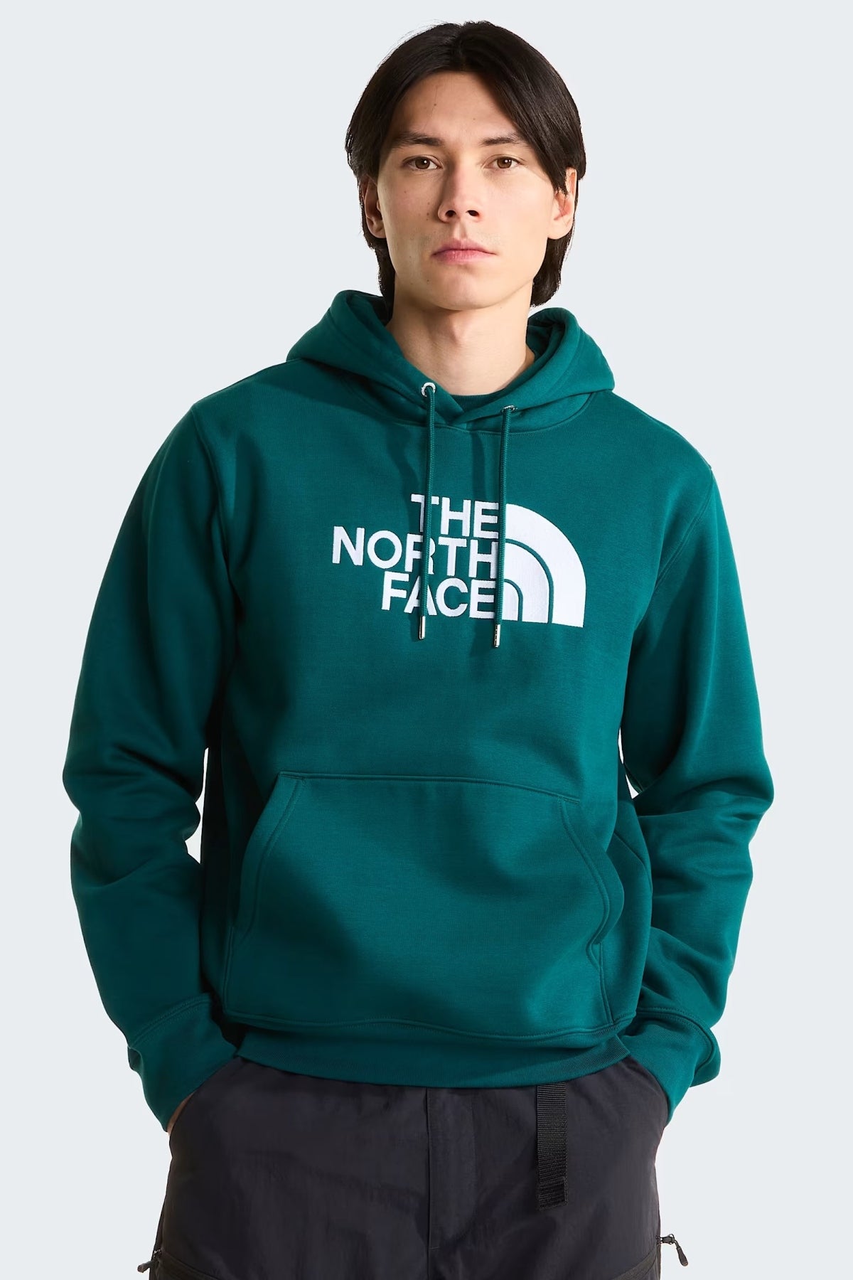 THE NORTH FACE M ESS DP REG HOODIE en color VERDE  (1)
