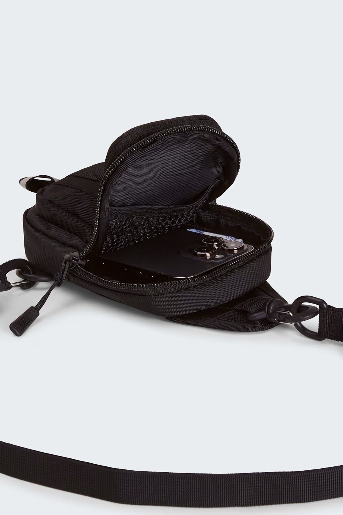 THE NORTH FACE HOT SHOT CROSSBODY en color NEGRO  (3)