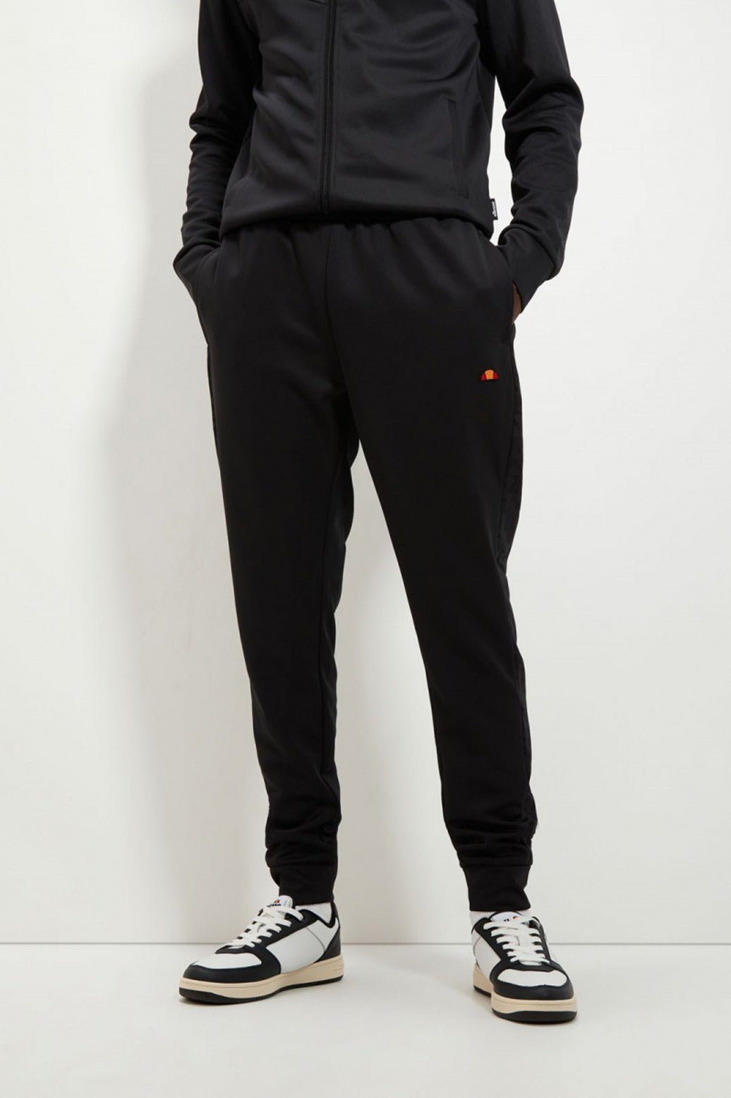 ELLESSE JARDIN TRACK PANT en color NEGRO  (1)