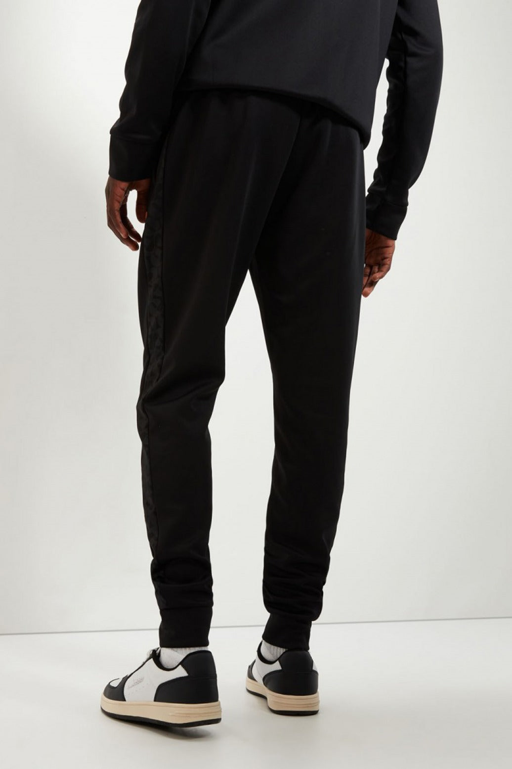 ELLESSE JARDIN TRACK PANT en color NEGRO  (3)