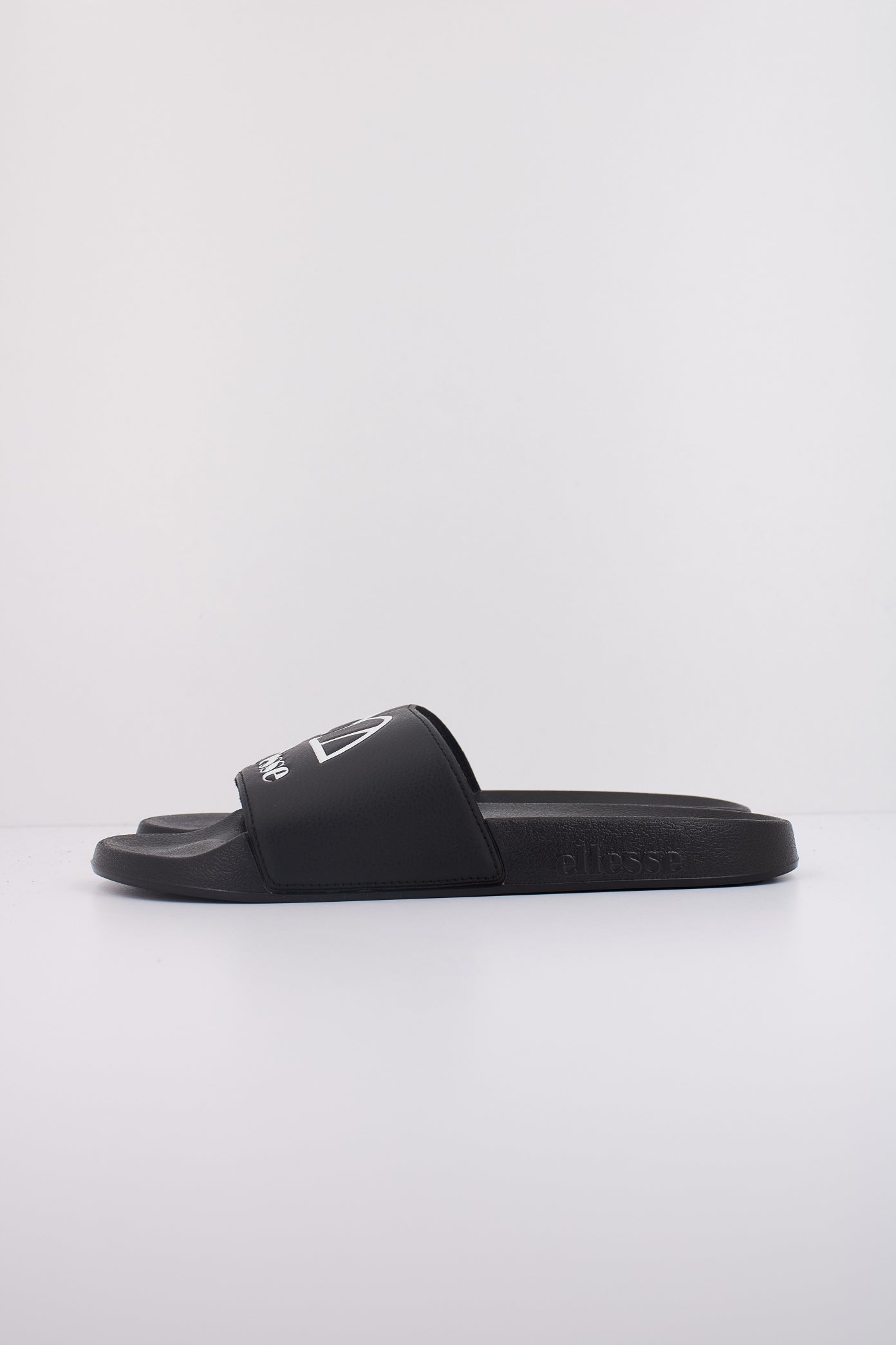 ELLESSE FELLENTINI SLIDE en color NEGRO  (1)
