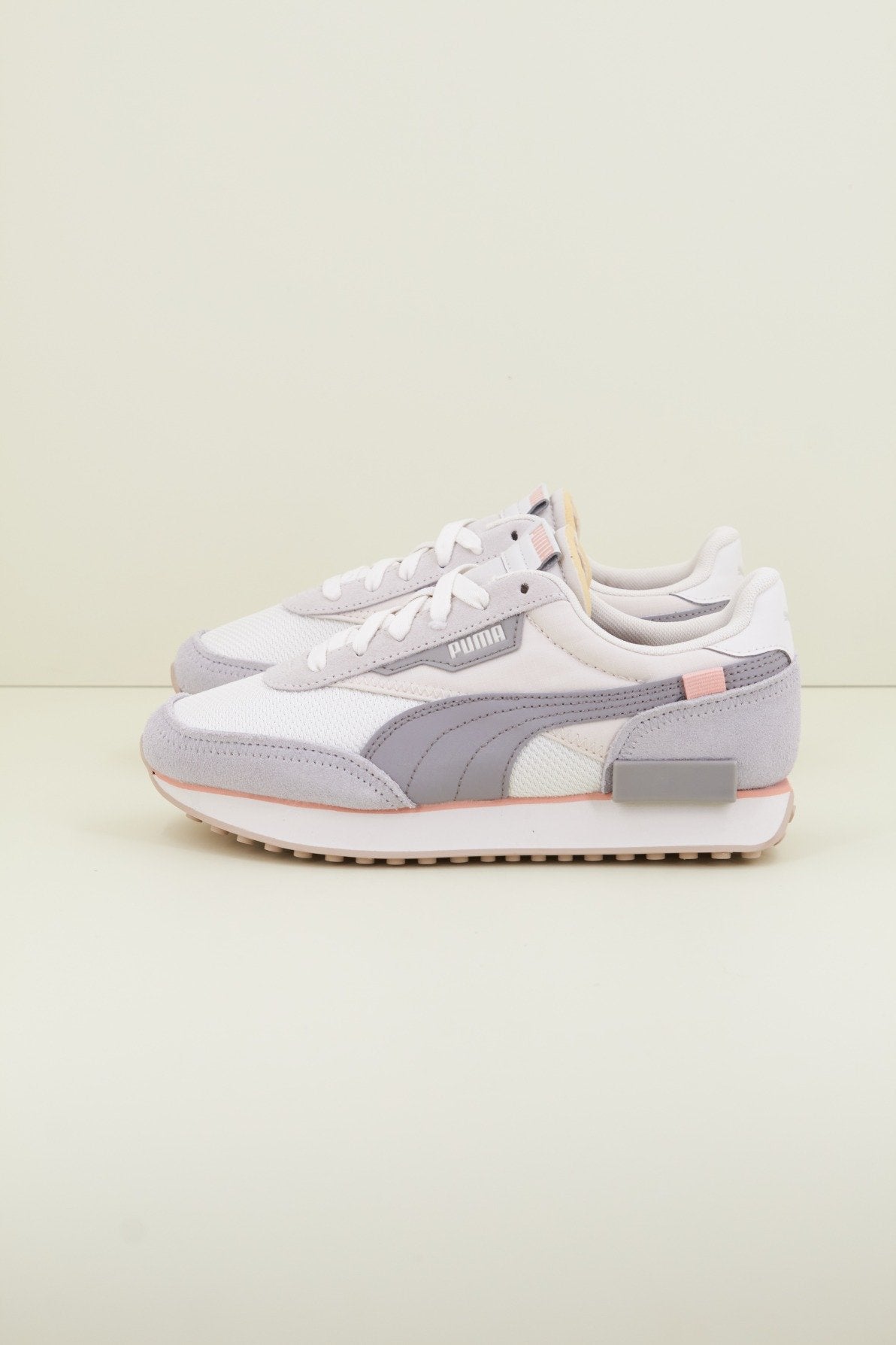 PUMA FUTURE RIDER SOF en color BLANCO  (1)