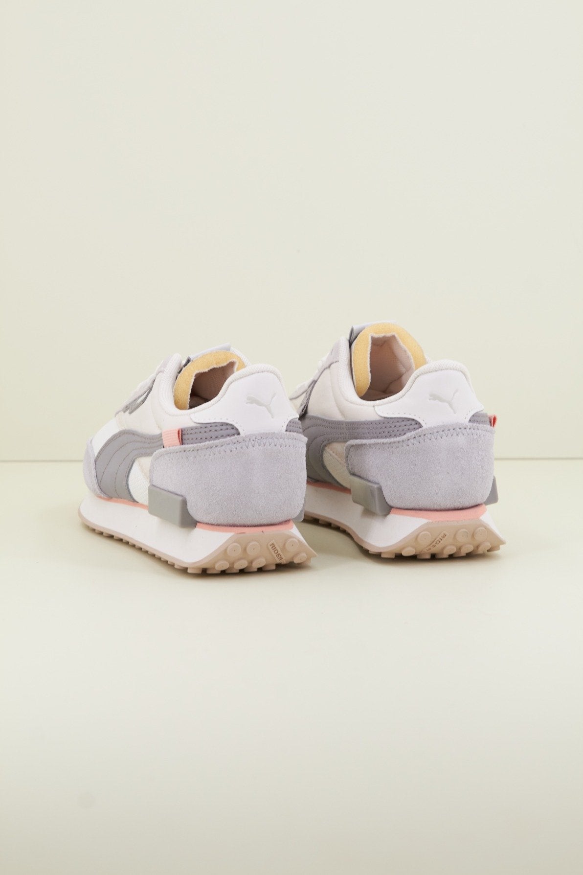 PUMA FUTURE RIDER SOF en color BLANCO  (2)